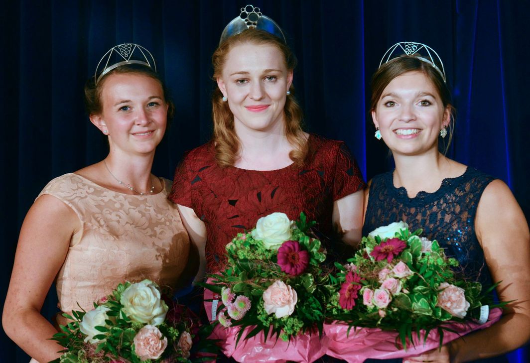 Frisch gekrönt: Laura Gerhardt (Mitte) mit ihren Prinzessinnen Bärbel Ellwanger (links) und Denise Wagner. Foto: Moselwein