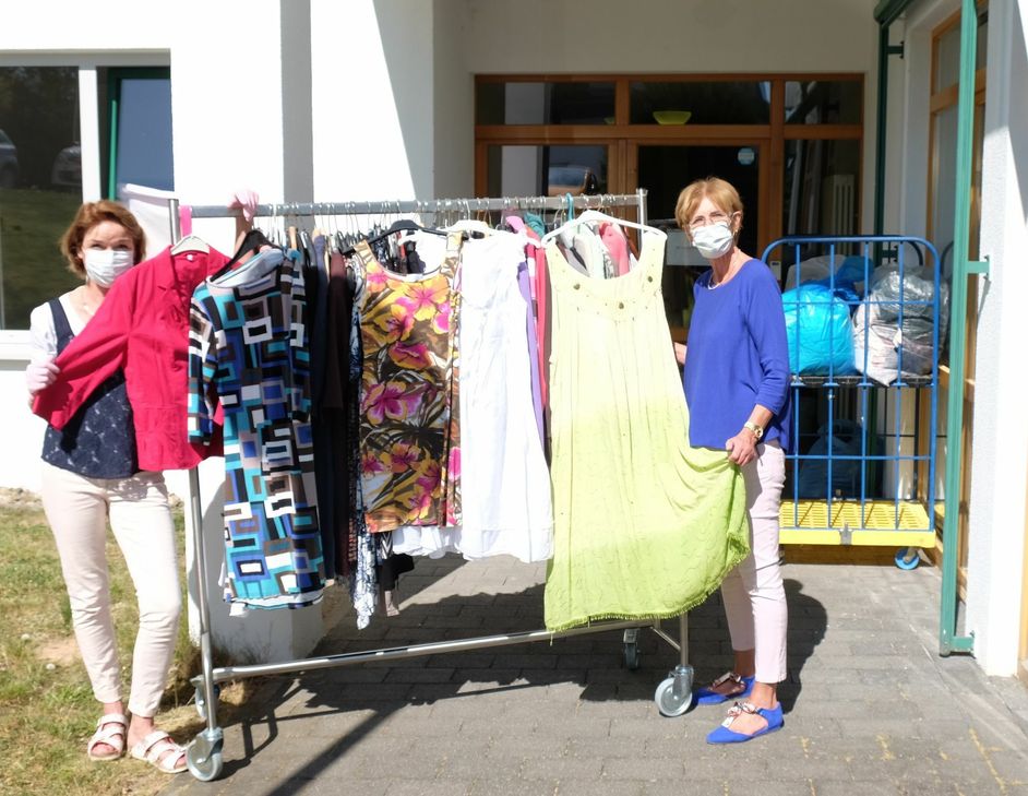 Vor dem Eingang der Kleiderkammer im AWO Seniorenzentrum "Stern-Garten". Rechts: Doris Laux. Foto: Axel Holz