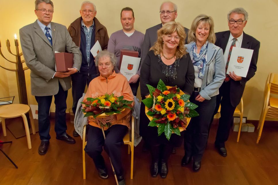 So sieht ehrenamtliches Engagement in der Verbandsgemeinde Zell aus: die geehrten Ehrenamtlichen mit VG-Bürgermeister Karl Heinz Simon (hinten zweiter von rechts) und der Landtagsabgeordneten Anke Beilstein (vorne rechts).