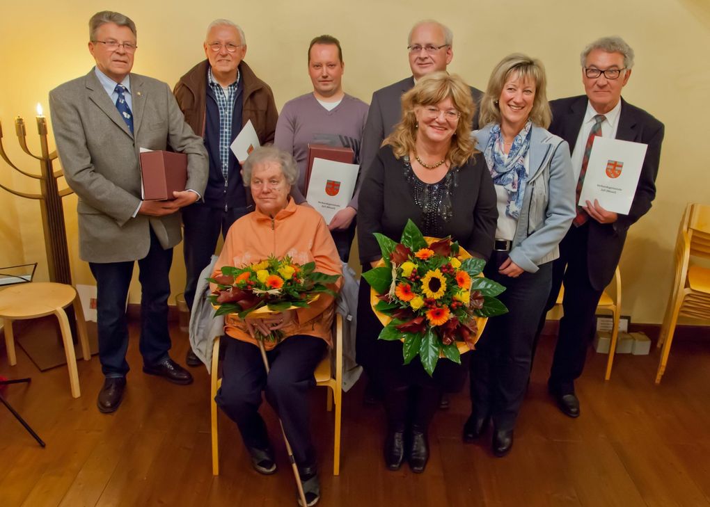 So sieht ehrenamtliches Engagement in der Verbandsgemeinde Zell aus: die geehrten Ehrenamtlichen mit VG-Bürgermeister Karl Heinz Simon (hinten zweiter von rechts) und der Landtagsabgeordneten Anke Beilstein (vorne rechts).