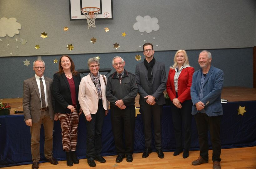 Zahlreiche Vertreter aus Politik, Schulamt und Förderverein verdeutlichten mit ihrer Anwesenheit, wie wichtig der Fortbestand der Schule ist, die nun 50. Geburtstag feierte. Fotos: T. Förster
