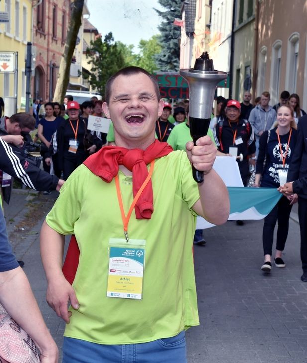 Das Highlight von Special Olympics Rheinland-Pfalz, der Sportorganisation für Menschen mit geistiger Behinderung, stellen die im zweijährigen Rhythmus ausgetragenen Special Olympics Landesspiele dar. Unser Foto zeigt Athlet Sascha Hofmann beim Fackellauf der Landesspiele 2015. Foto: FF