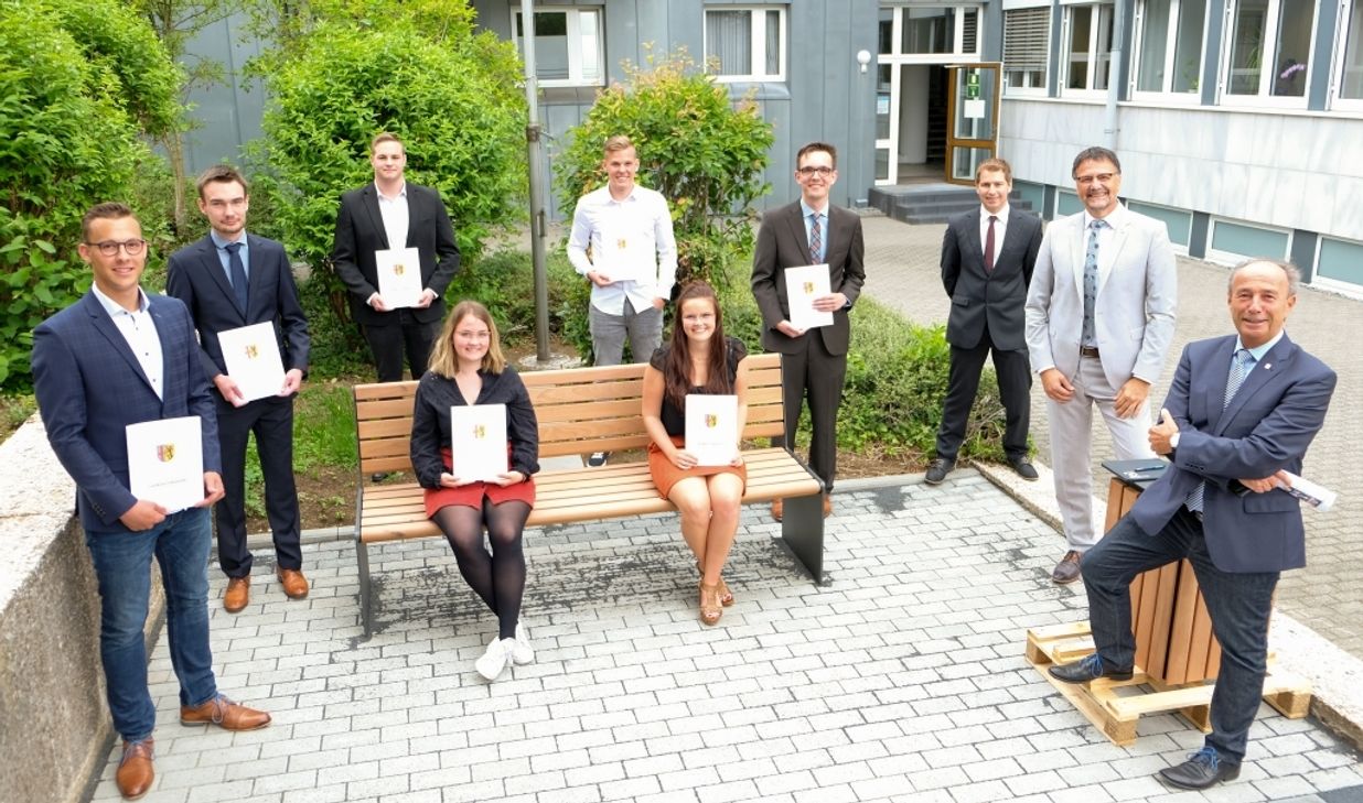 Personal- und Ausbildungsleiter Mark Hallfell (3.v.r.), Landrat Heinz-Peter Thiel (2.v.r) und Büroleiter Heinz-Peter Hoffmann (r.) gratulierten. Foto: KV Vulkaneifel
