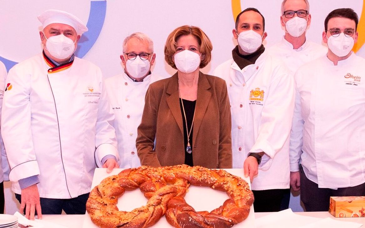 Ministerpräsidentin Malu Dreyer bekommt die traditionelle Neujahrsbrezel von der Bäckerinnung Rhein-Nahe-Hunsrück überreicht.