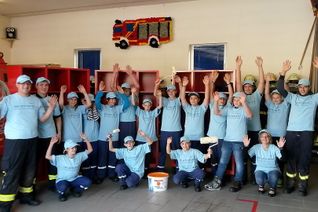 Im Sommer 2015 hat die Löschgruppe Vussem eine Jugendabteilung ins Leben gerufen. Die 18 Jungen und Mädchen, die sich hier engagieren, freuen sich über die vom RWE gesponserten Umkleidemöglichkeiten und den frisch renovierten Raum im Feuerwehrgerätehaus. Foto: Achim Nießen/pp/Agentur ProfiPress