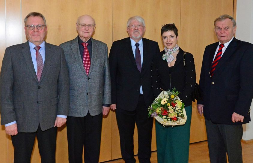 Der Mayener Amtsgerichtsdirektor Bernd Schmickler (links) hat zwei Schiedsmänner der VG Maifeld verabschiedet und eine Schiedsfrau sowie einen Schiedsmann ernannt (von links): Erich Scherhag, Dieter Müller, Nicole Hammerschmidt und Wolfgang Menzel.