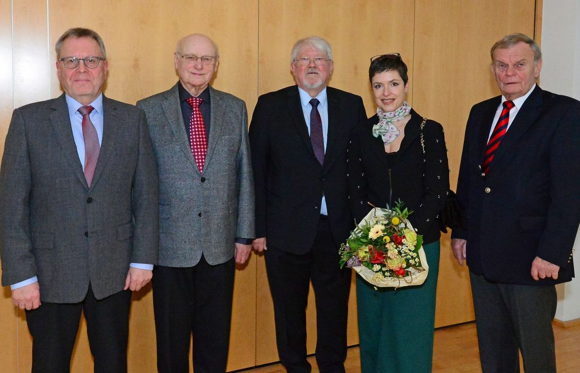 Der Mayener Amtsgerichtsdirektor Bernd Schmickler (links) hat  zwei Schiedsmänner der VG Maifeld verabschiedet und eine Schiedsfrau sowie einen Schiedsmann ernannt (von links): Erich Scherhag, Dieter Müller, Nicole Hammerschmidt und Wolfgang Menzel.