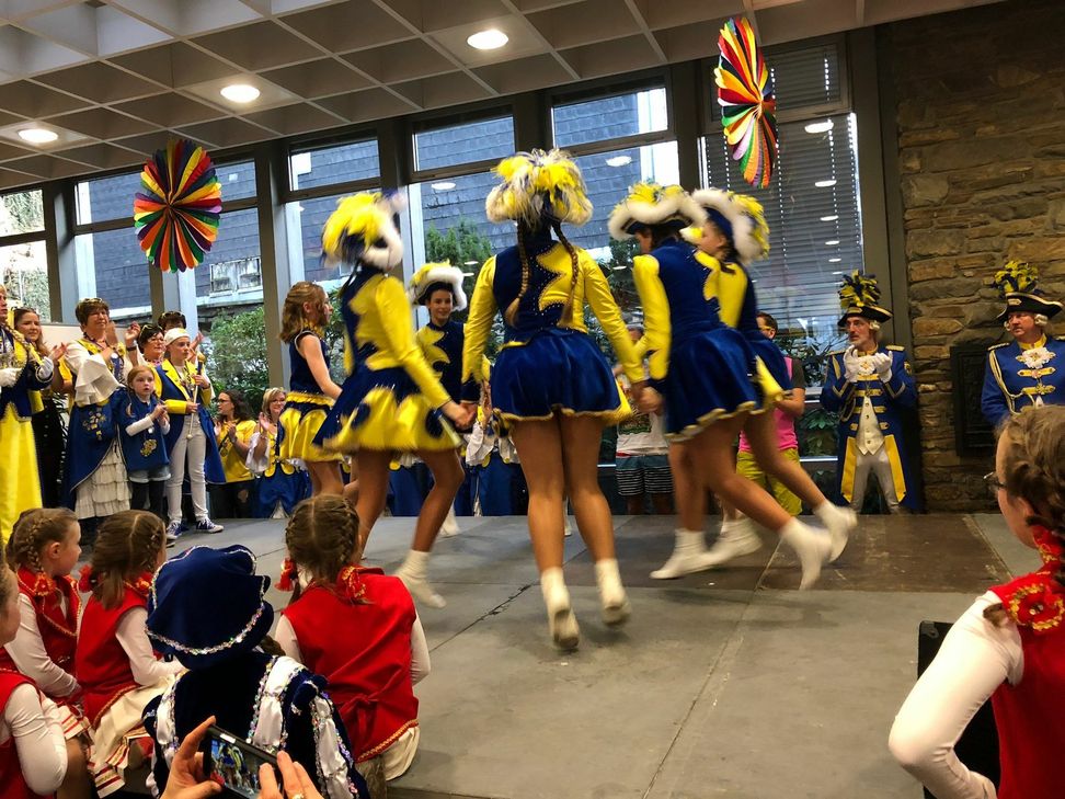 Die Funkengarde der KG Sonnenfunken stellte ihr Können unter Beweis. Fotos: T. Förster
