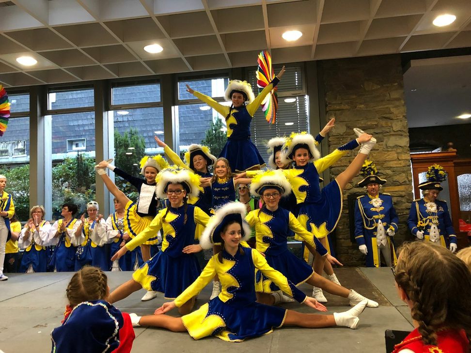 Die Funkengarde der KG Sonnenfunken stellte ihr Können unter Beweis. Fotos: T. Förster