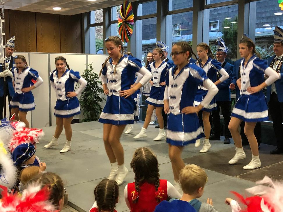 Auch die Karnevalsfreunde Lammersdorf können tanzen. Fotos: T. Förster