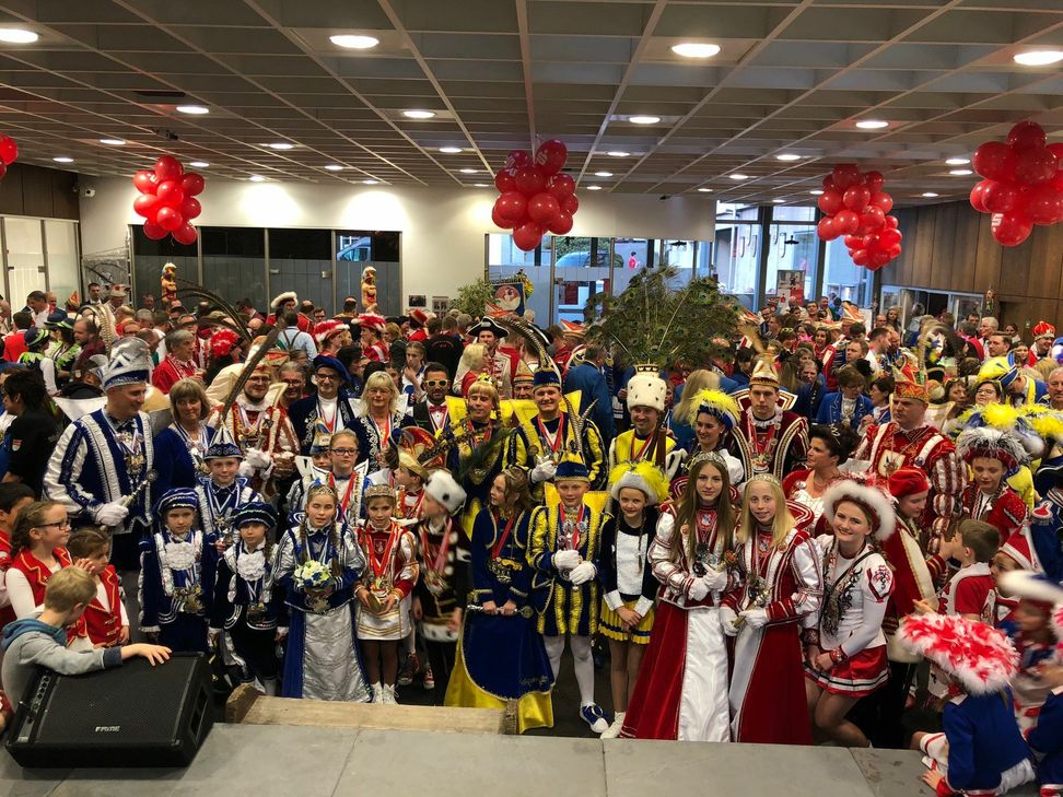 Große und kleine Tollitäten zum Gruppenbild in der Schalterhalle der Sparkasse Aachen. Fotos: T. Förster