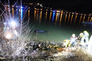 Der Pkw hatte im Rhein aufgesetzt und ragte nur noch ein Stück weit aus dem Wasser. Alle Fotos: Polizei Remagen