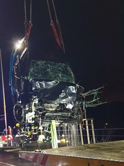 Bis etwa 4.30 Uhr arbeiteten die Einsatzkräfte an der Bergung des Fahrzeuges.