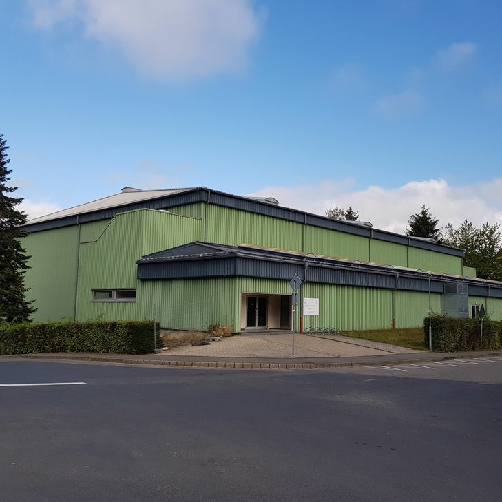 Von außen sieht die Sporthalle an der Hocheifel Realschule plus in Adenau genauso unbelebt aus, wie sie es derzeit innen ist. Foto: Dreschers