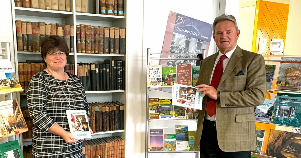 Landrat Günter Rosenke und Kreisarchivarin Heike Pütz präsentieren das druckfrische Heimatjahrbuch 2021. Foto: W. Andres / Kreisverwaltung