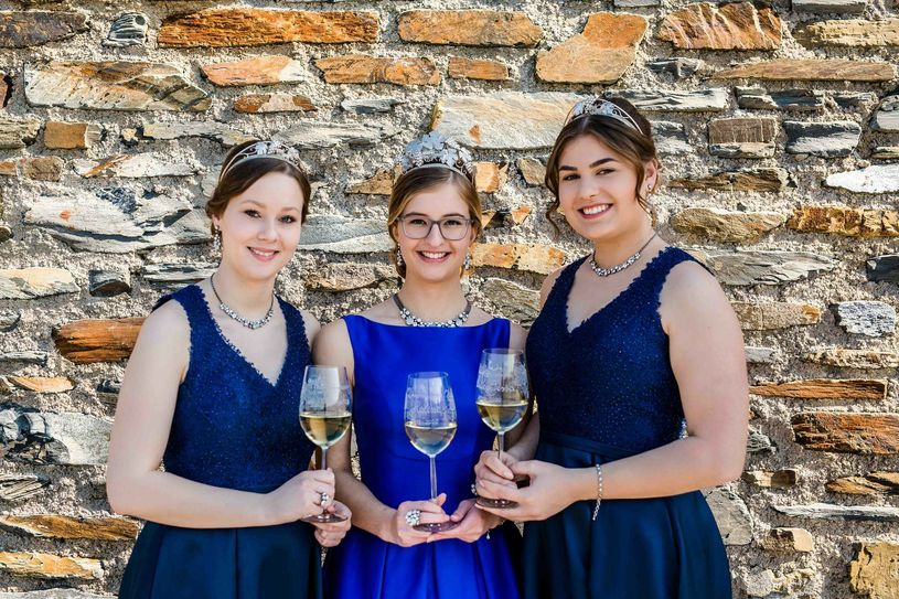Weinkönigin Helene I., Weinprinzessin Annika und Weinprinzessin Lucca Tessa. Foto: Lisa Farina Wagner
