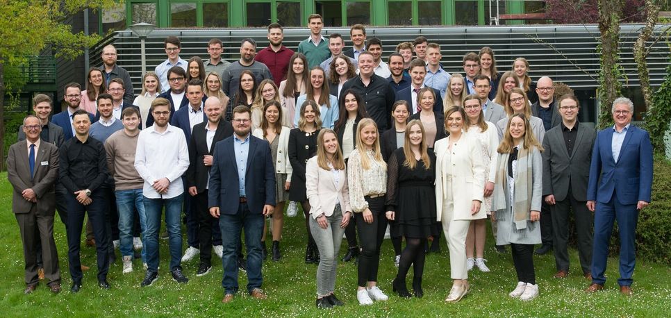 So sehen »sehr Gute« aus: Andreas Bauer (r.), Vizepräsident der Industrie- und Handelskammer Aachen, überreichte den 75 Top-Auszubildenden aus der Städteregion Aachen eine Urkunde und ein kleines Präsent.