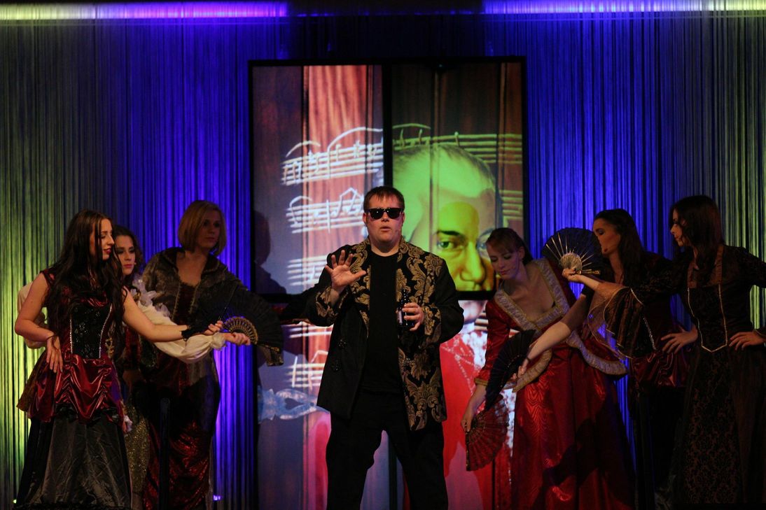 Eine ausgereifte Bühnenperformance voller Dramatik und Emotionen – damit möchten David Steines (M.) und sein junges Ensemble ihr Publikum fesseln und in die magische Welt der Musicals entführen. Foto: Ralf Justinger