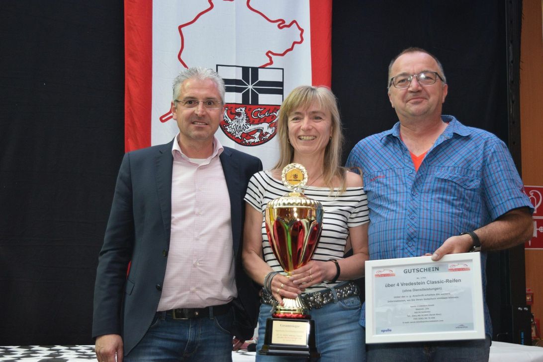 Wolfgang und Regina Jung aus Neunkirchen belegten im Opel Manta A 1975 den ersten Platz in der Wertung sportliche Zuverlässigkeit. Thomas Pelzer überreichte den Cup. Foto: Scholl