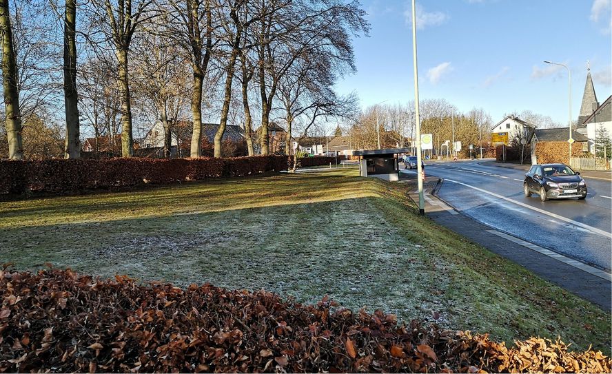 Hier sollte das Bistro in Lammersdorf hin. Der Standort zwischen Vennbahn und Kirchstraße (B 399) wird allerdings von vielen im Hinblick auf die dortige Verkehrssituation und der Bushaltestelle als problematisch angesehen. Foto: Hoffmann