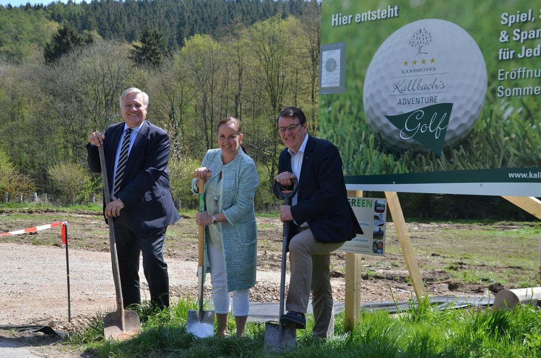 Initatiorin Manuela Baier (Mitte) setzt gemeinsam mit Landrat Wolfang Spelthahn (l.) und Bürgermeister Axel Buch den ersten Spatenstich für die neueste Attraktion in Simonskall: Adventure-Golf.