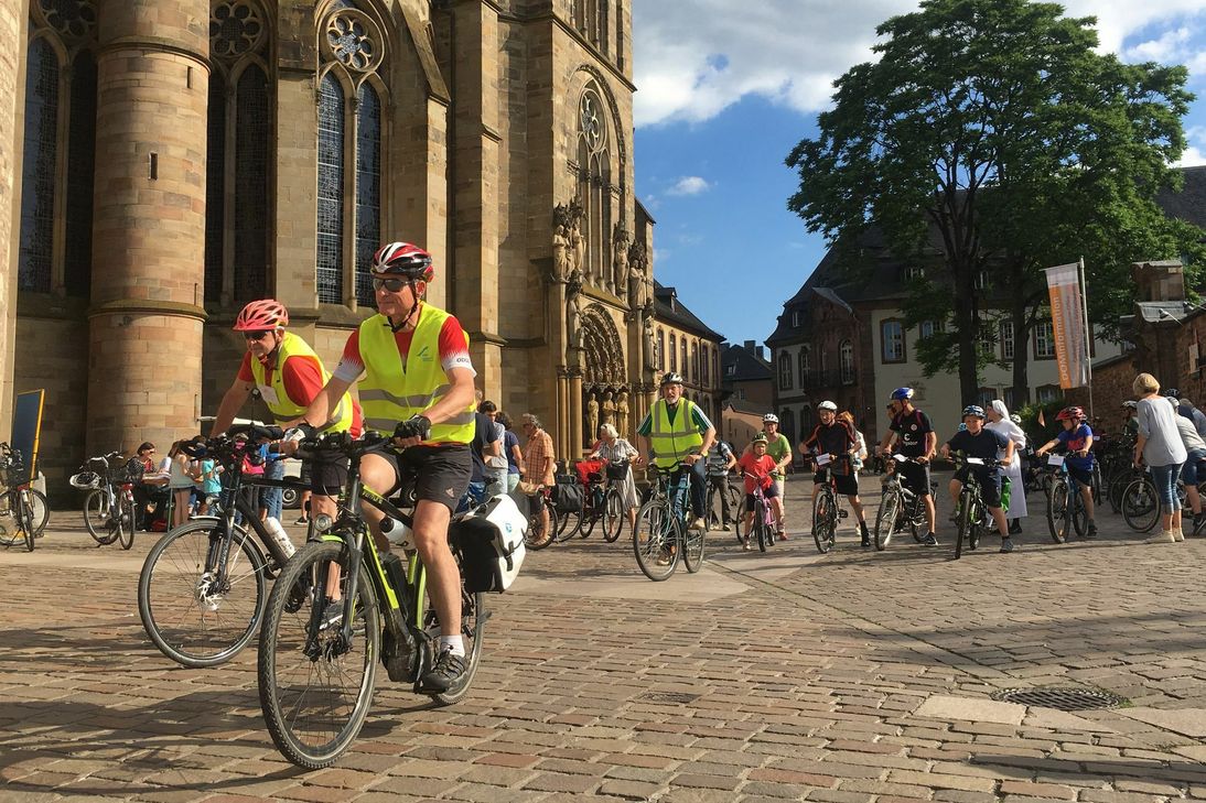 In die Pedale treten und damit gleichzeitig etwas Gutes tun: Diese Möglichkeit bot sich am Montag beim Rad-Kurs rund um den Trierer Dom. Foto: Bistum Trier