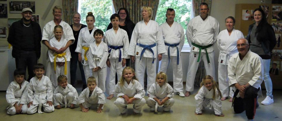 Peter Bündgens (vorne rechts) und seine Karate-Abteilung des FC Viktoria Huppenbroich sind als »Kampfkunstschule des Jahres« ausgezeichnet worden. Gleiches widerfuhr den Athleten der TuRa Monschau, die Bündgens lange Jahre trainiert hat.