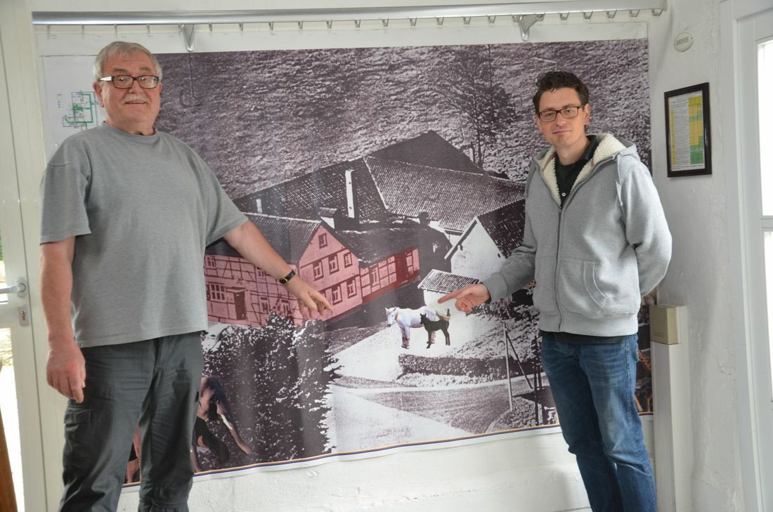 Bernhard Schrouff (l.) feiert am Montag, 29. Juli, ab 19 Uhr im Weissen Perdchen seinen 70. Geburtstag und übergibt zum zehnten Geburtstag der Mützenicher Kulturstätte diese an Sohn Simon. Foto: T. Förster