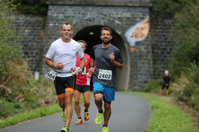 Der Maare-Mosel-Lauf findet auf einem Teilabschnitt des Maare-Mosel-Radwegs statt, der durch die reizvolle Landschaft führt. Foto: Veranstalter