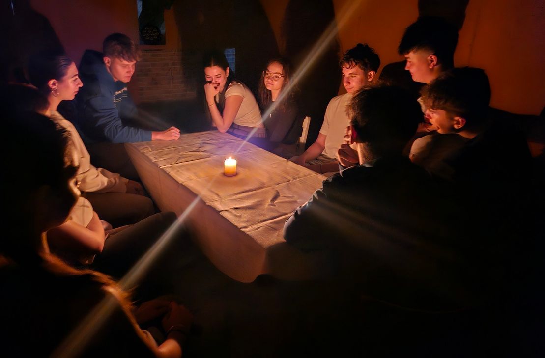 Anne Franks Leben im Hinterhaus nachempfinden. . .