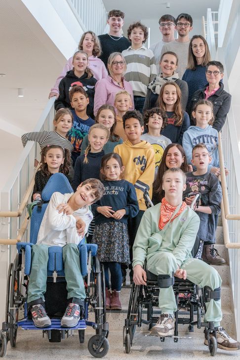 Freuen sich über den gemeinsamen Neubeginn unter einem Dach: Die Kinder und Jugendlichen der Grundschule und Förderschule haben das Gebäude bereits mit Beginn des Schuljahres bezogen.