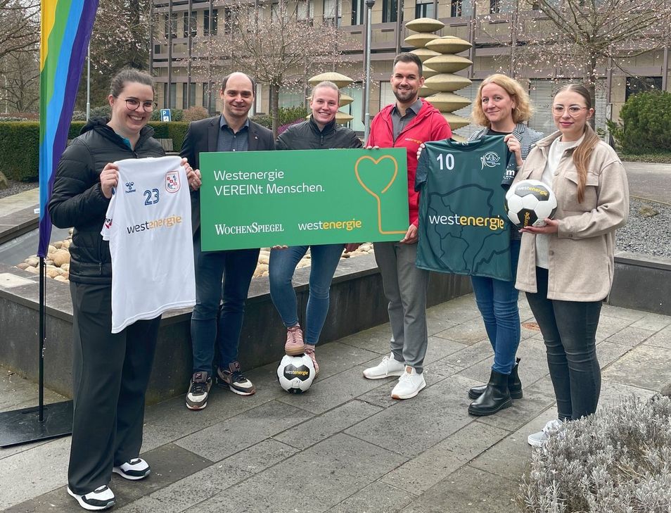 Vertreter/innen von Westenergie und WochenSpiegel gemeinsam für Inklusion und Vielfalt im Sport.