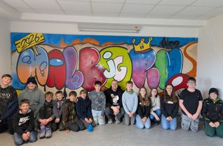 Die Jugendlichen vor ihrem Graffiti-Projekt. Nächstes Treffen am 18. April.