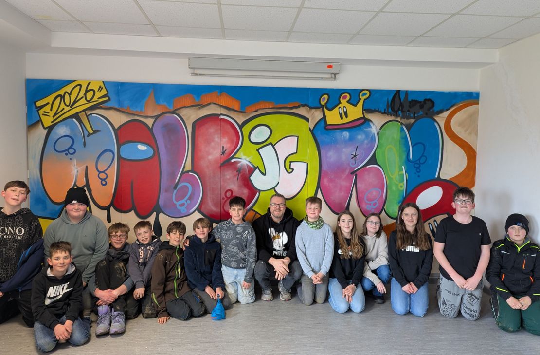 Die Jugendlichen vor ihrem Graffiti-Projekt. Nächstes Treffen am 18. April.