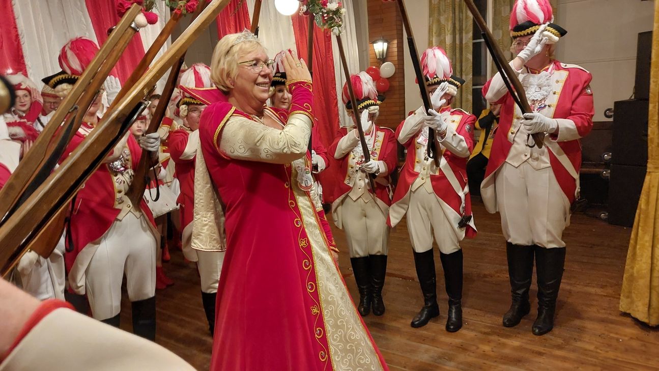 Prinzessin Doro I. umrahmt von ihrer Ehrengarde