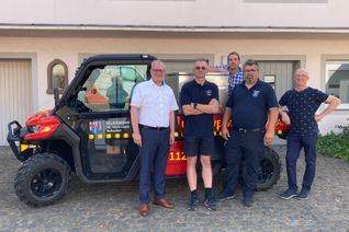 Bürgermeister Michael Holstein (l.) und stellv. Wehrleiter Michael Trierweiler (2.v.r.) übergeben das neue Fahrzeug.