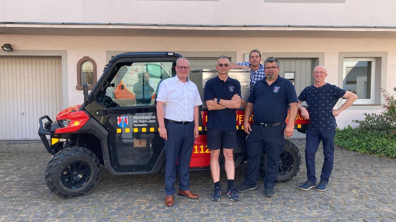 Bürgermeister Michael Holstein (l.) und stellv. Wehrleiter Michael Trierweiler (2.v.r.) übergeben das neue Fahrzeug.