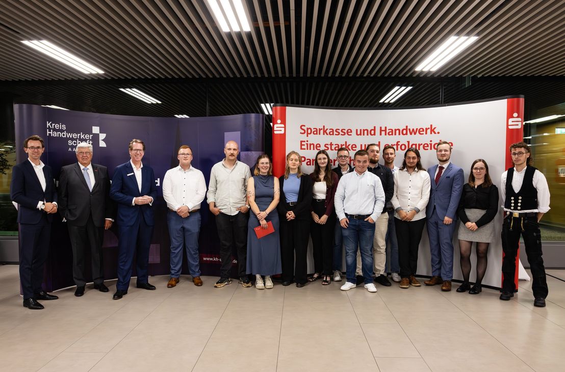 Vertreter von Sparkasse und Handwerk freuen sich mit den frisch gebackenen und ausgezeichneten Gesellinnen und Gesellen.