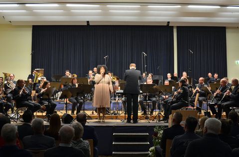 Das Bundespolizeiorchester Hannover sorgte in der Karolingerhalle für Stimmung.