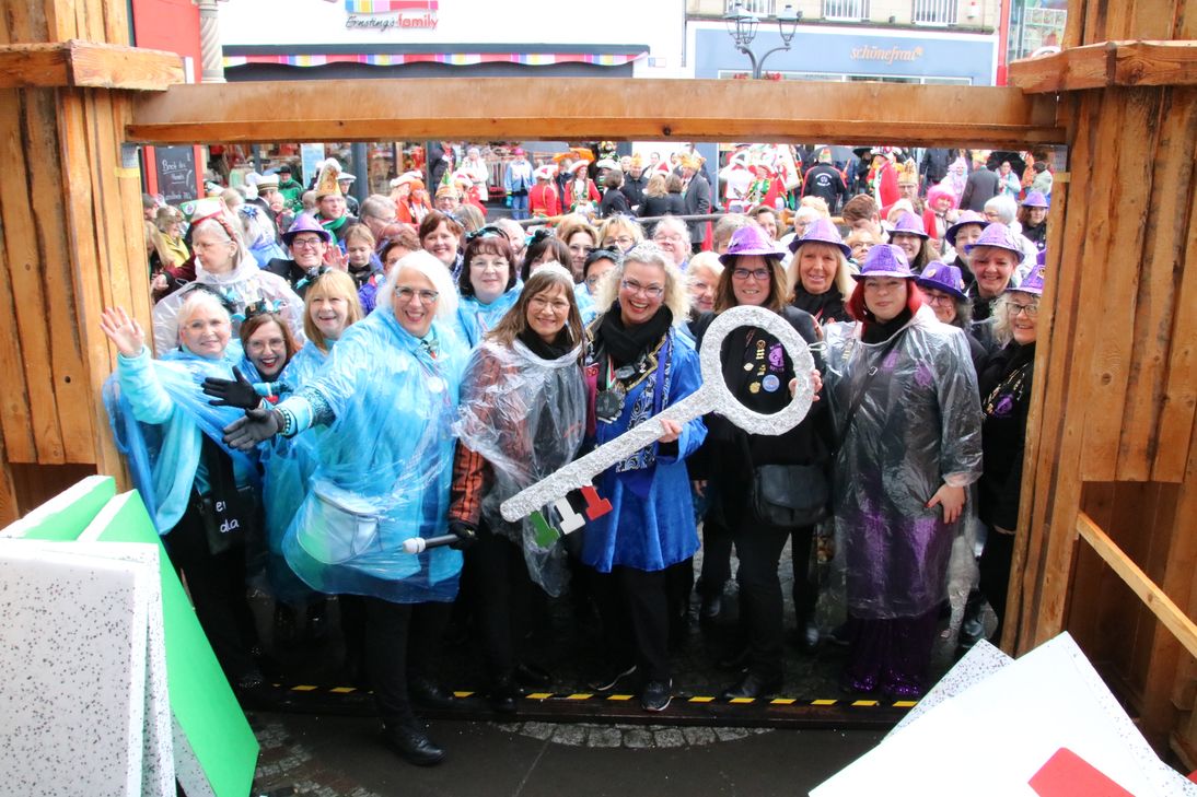 Der Rathausschlüssel fest in Frauenhand.