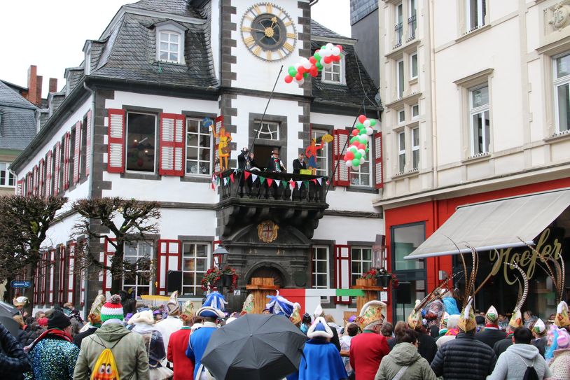 Zahlreiche Bürger/innen waren gekommen, um das Spektakel zu verfolgen.