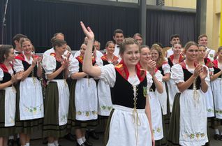 Eva Cartus nach Ihrer Wahl zur 72. Mehringer Weinkönigin