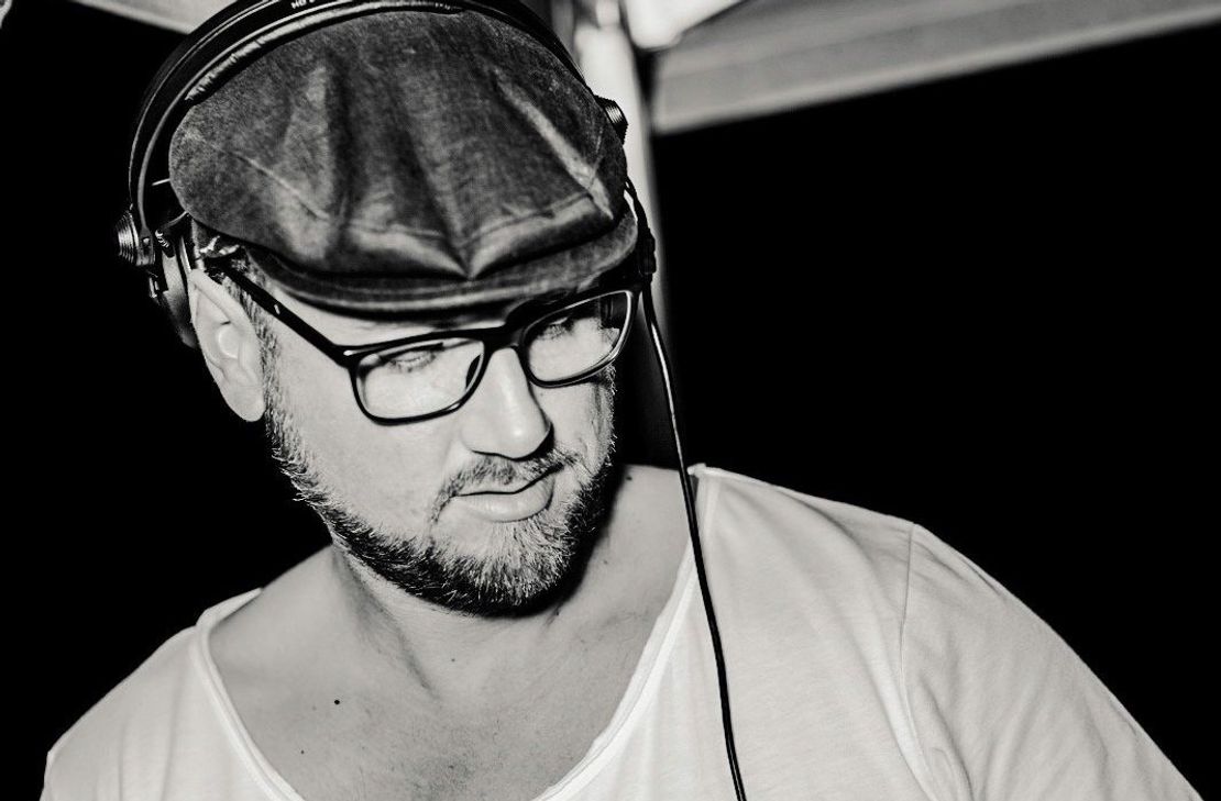 DJ Tom Merkens (Mitte) legt auf den Kölner Partyschiffen auf, am Samstag auf der Rollesbroicher KIrmes.