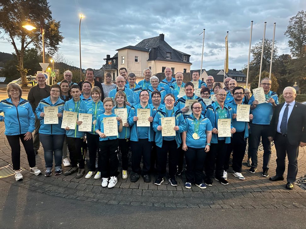 Die geehrten Sportler, Sportlerinnen Betreuer und Trainer mit dem Vorsitzenden der Prümer Lebenshilfe Alosius Söhngen (links)