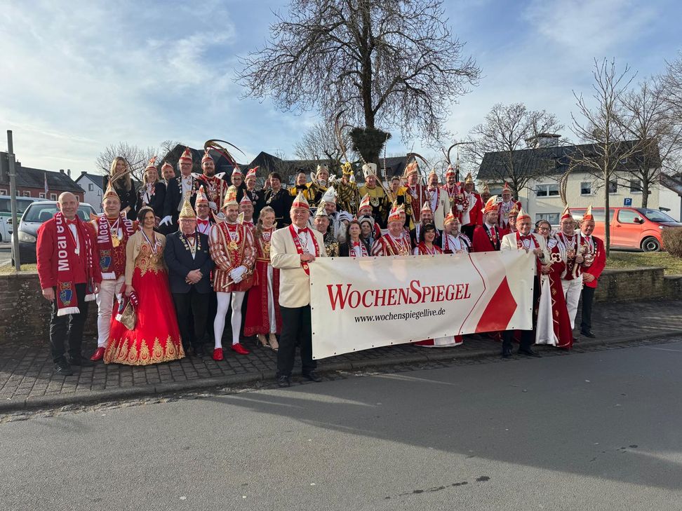 Alle zusammen strahlten mit der Sonne um die Wette: Die Karnevalshochburg der Vulkaneifel befindet sich in der Gartenstraße in Daun .