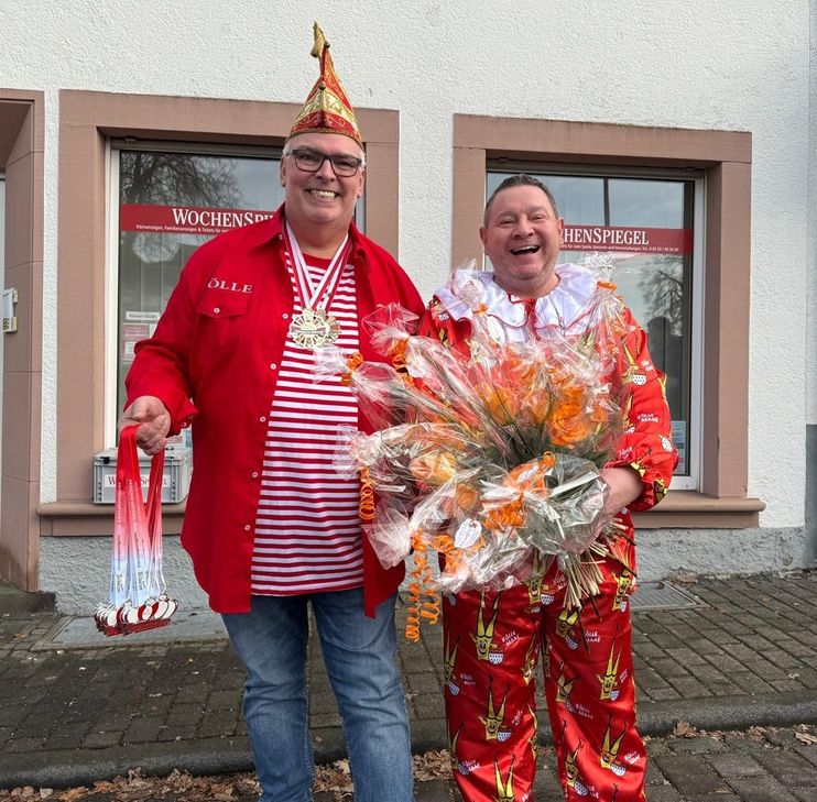 Ecki Lorse (links) und Nobbi Spoden, bürgerlich als Mediaberater bekannt, haben die Party vorbereitet: Orden und "Strüssja" inklusive.