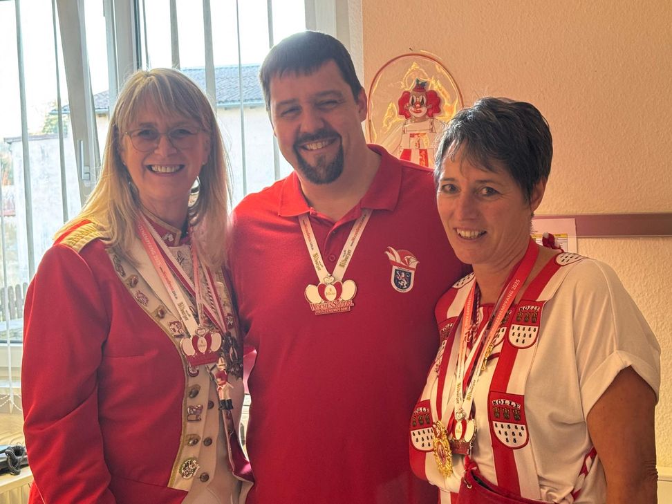 Dreimal Alaaf für ihre Unterstützung: Anke, Puschel (Mario) und Claudia haben sich den WochenSpiegel-Orden redlich verdient. ,