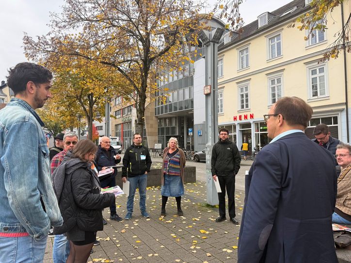 Innenstadtdezernent Ralph Britten (r.) tauschte sich mit Marktbeschickern und ansässigen Gastronomen über mögliche Ideen für den Viehmarktplatz aus.