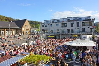 Bei der Auftaktveranstaltung feierten an die 1000 Menschen gemeinsam und entspannt in den Feierabend.