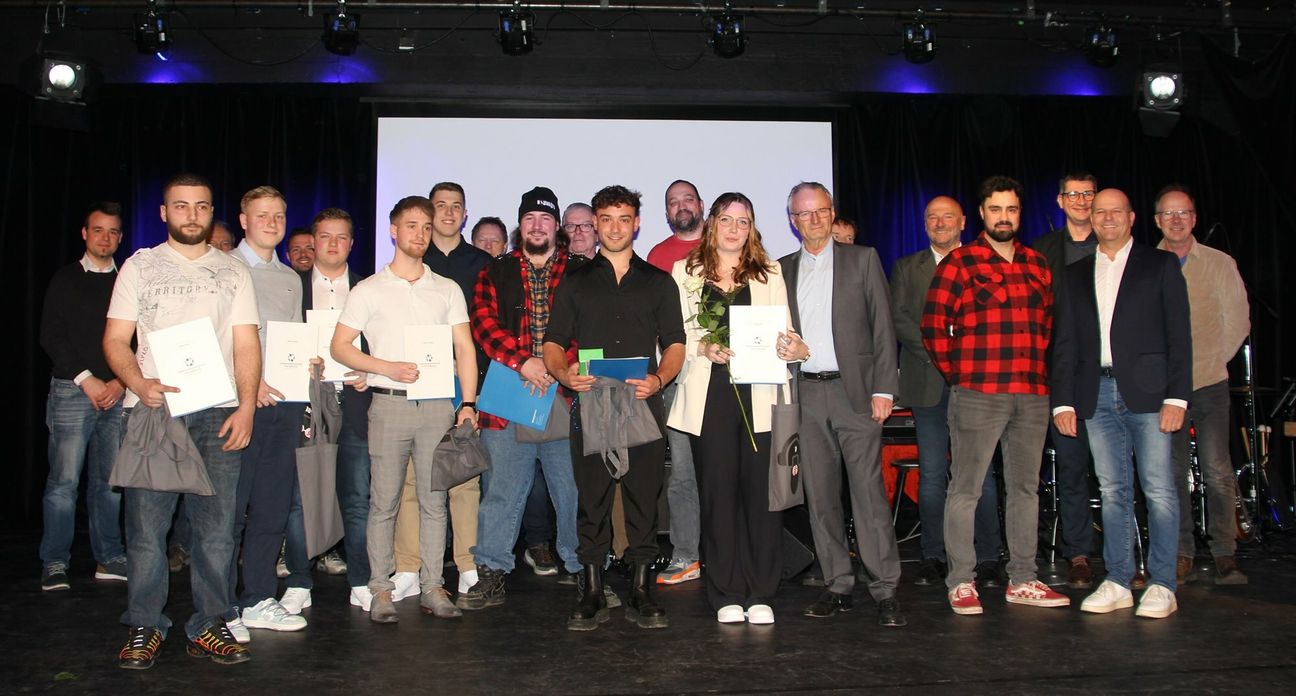 Ramón Stolz (1. Reihe, rechts außen) schnitt als Prüfungsbester über alle Gewerke hinweg ab.  Fotos:  Kreishandwerkerschaft Trier-Saarburg